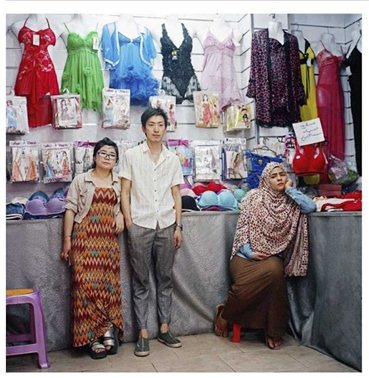 穿着保守的当地妇女与商店的中国夫妻老板同时出现在卖情趣内衣的商店里。（《纽约客》杂志记者何伟在埃及南部拍摄）