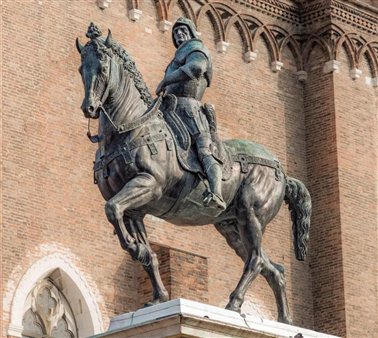 艺术家安德烈·德尔·韦罗基奥（Andrea del Verrocchio）创作的科莱奥尼骑马像，面目冷峻而凶悍