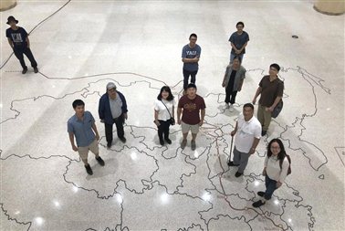 考察团全体成员在“茶叶之路”地图上合影 （邱源媛 拍摄）