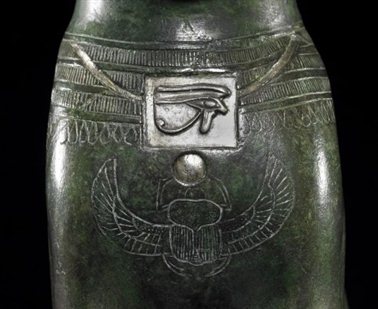 图14  盖尔·安德森猫，颈间前胸方形装饰物，上有荷鲁斯的眼睛，张开双翼的圣甲虫