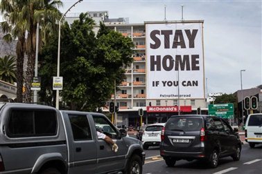 南非城市开普敦长街打出鼓励市民尽量居家、不外出的标语。图片来源：Ashraf Hendricks